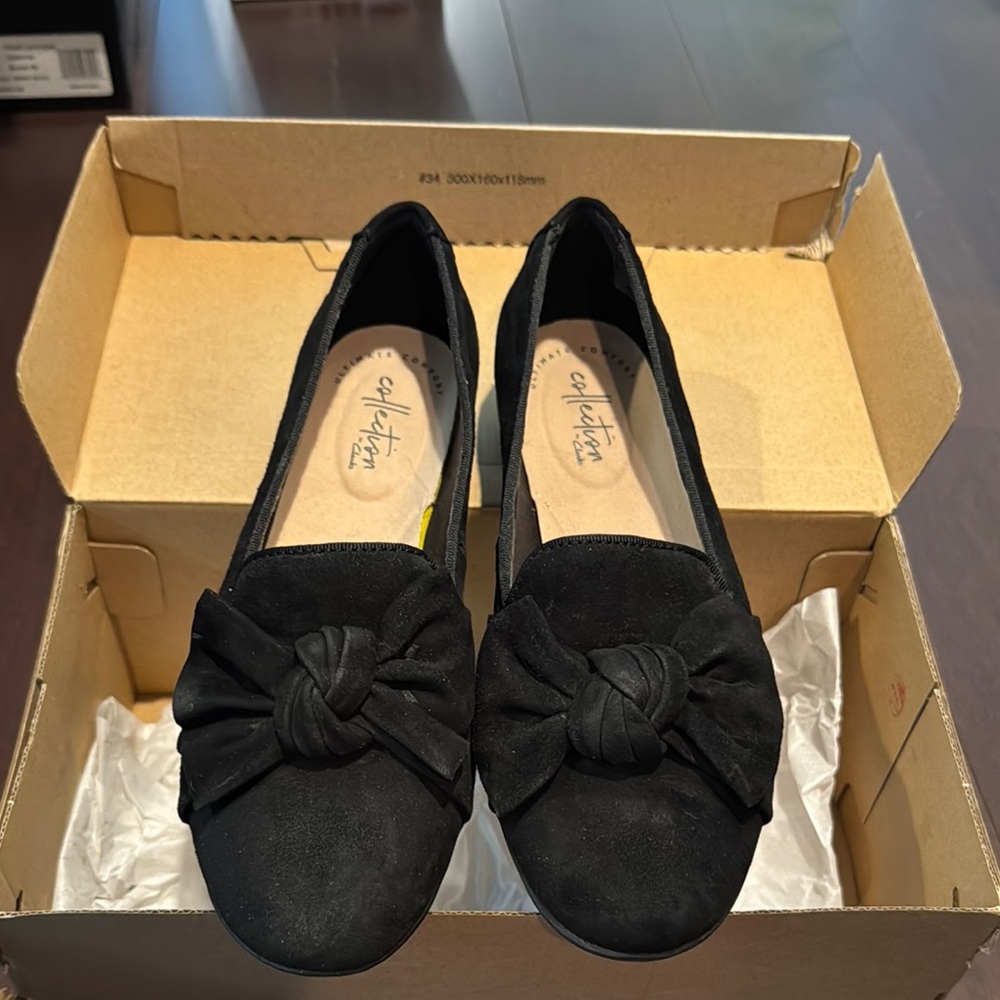 Elegant Black Bow Women’s Loafers Clark’s Brand New Never Worn Ballet Flat Suede